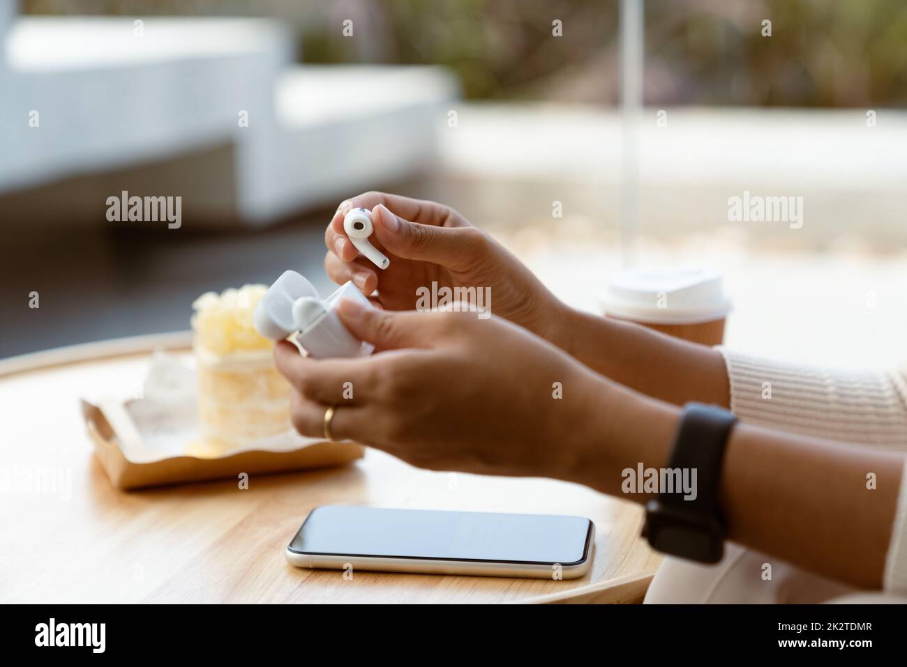 mano ravvicinata con nuovi auricolari Foto Stock