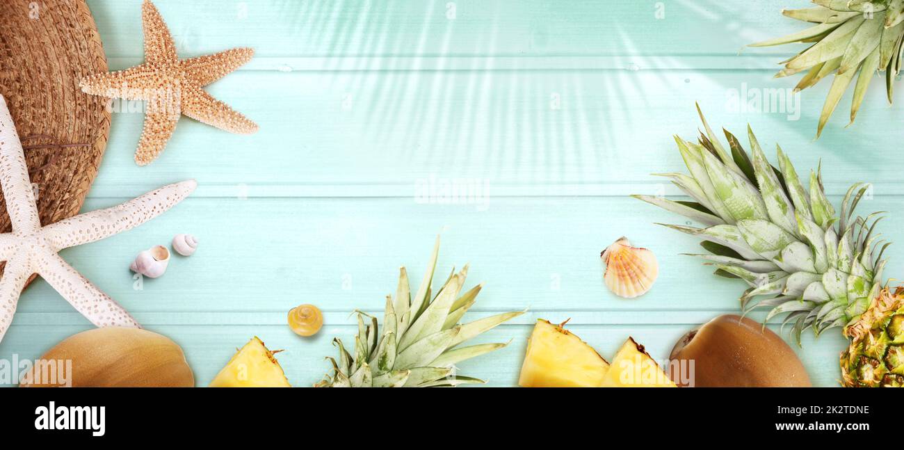 Concetto nautico con foglia di palma, cappello da spiaggia, stelle marine e ananas. Foto Stock