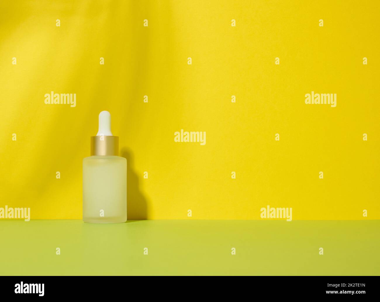 Flacone trasparente in vetro bianco con pipetta per cosmetici, oli, acidi. Foto Stock