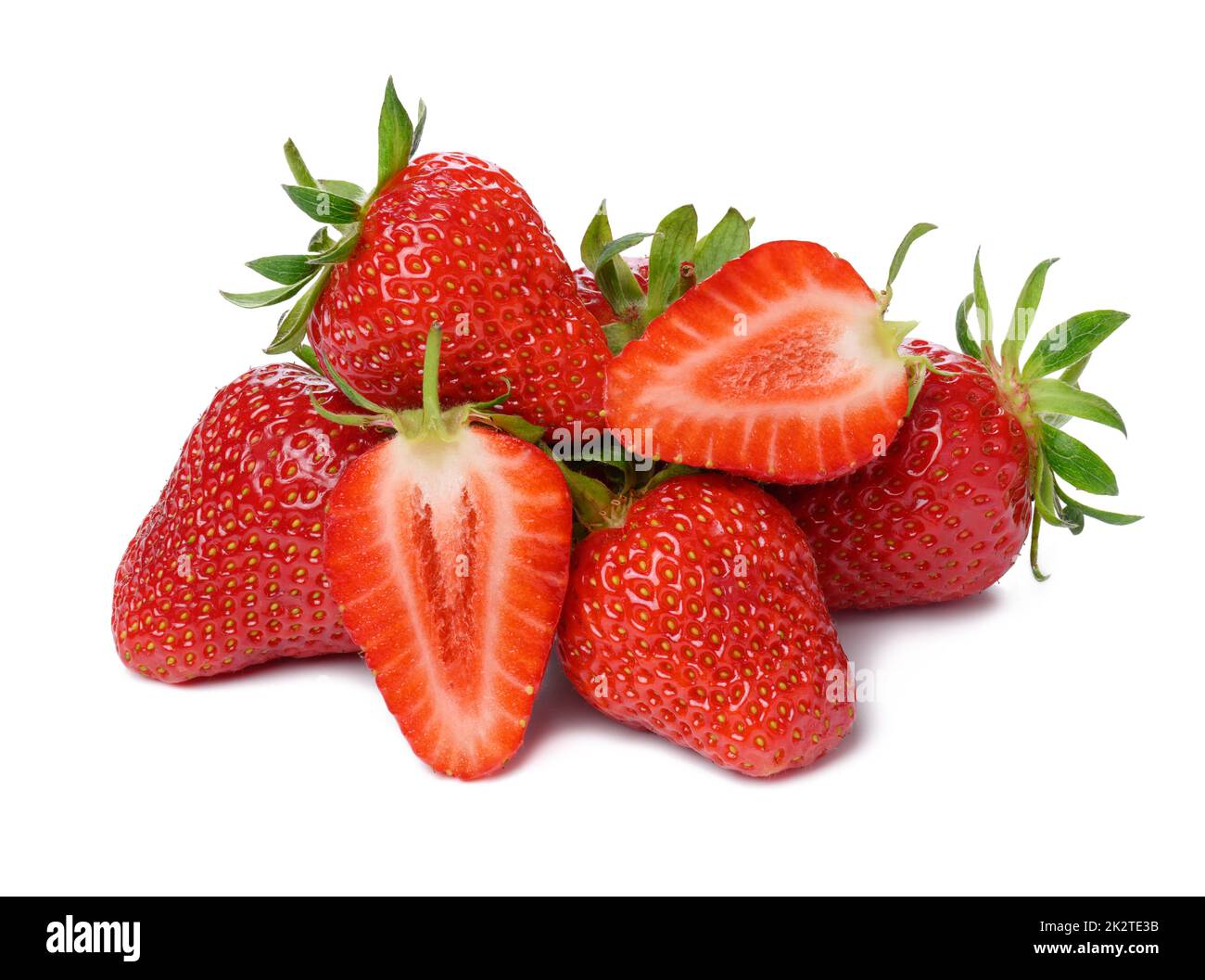 Fragola rossa matura isolata su sfondo bianco, succosa e gustosa bacche, da vicino Foto Stock