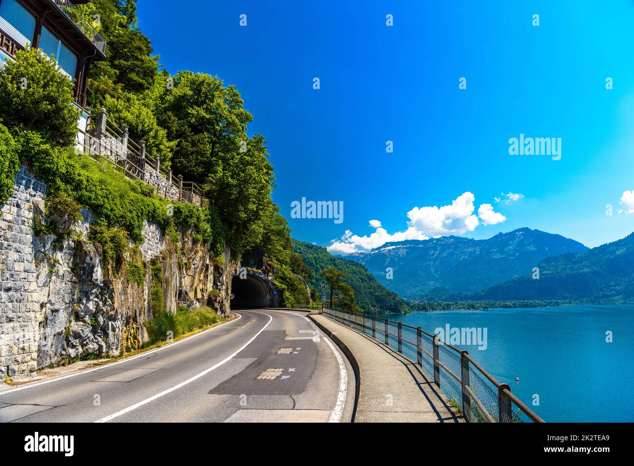 Strada con scogliere, Lago di Thun, Thunersee, Berna, Svizzera Foto Stock