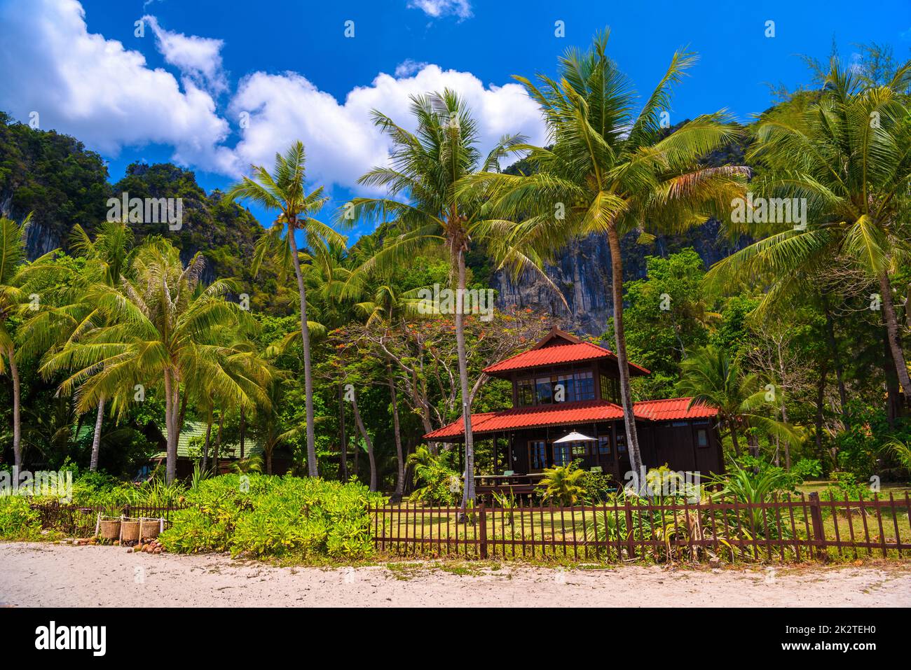 Bungalow sul tetto rosso sulla spiaggia di Railay ovest, Ao Nang, Krabi, th Foto Stock