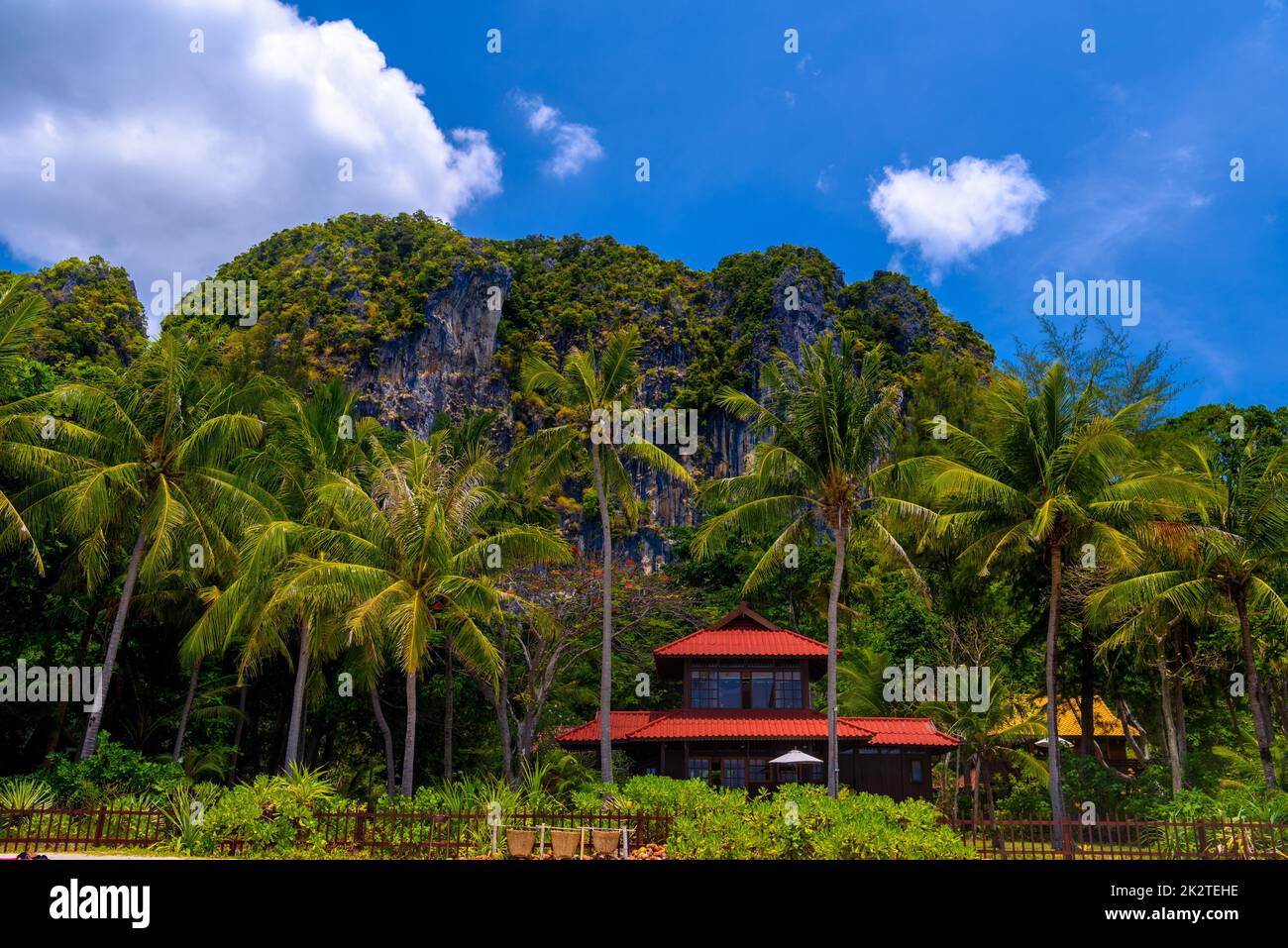 Bungalow sul tetto rosso sulla spiaggia di Railay ovest, Ao Nang, Krabi, th Foto Stock