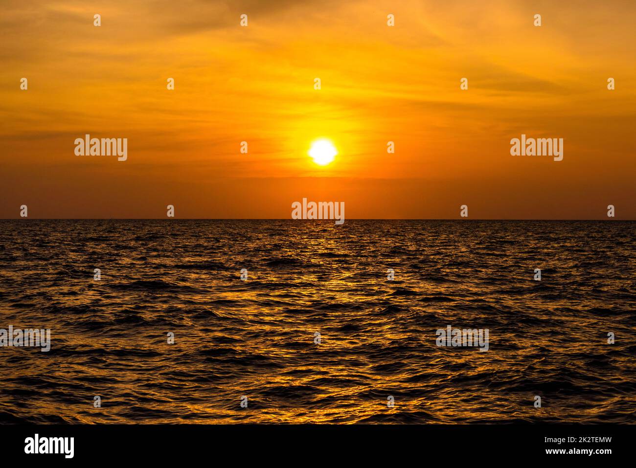 Tramonto sull'acqua, isole Phi Phi Leh, mare delle Andamane, Krabi, Tha Foto Stock