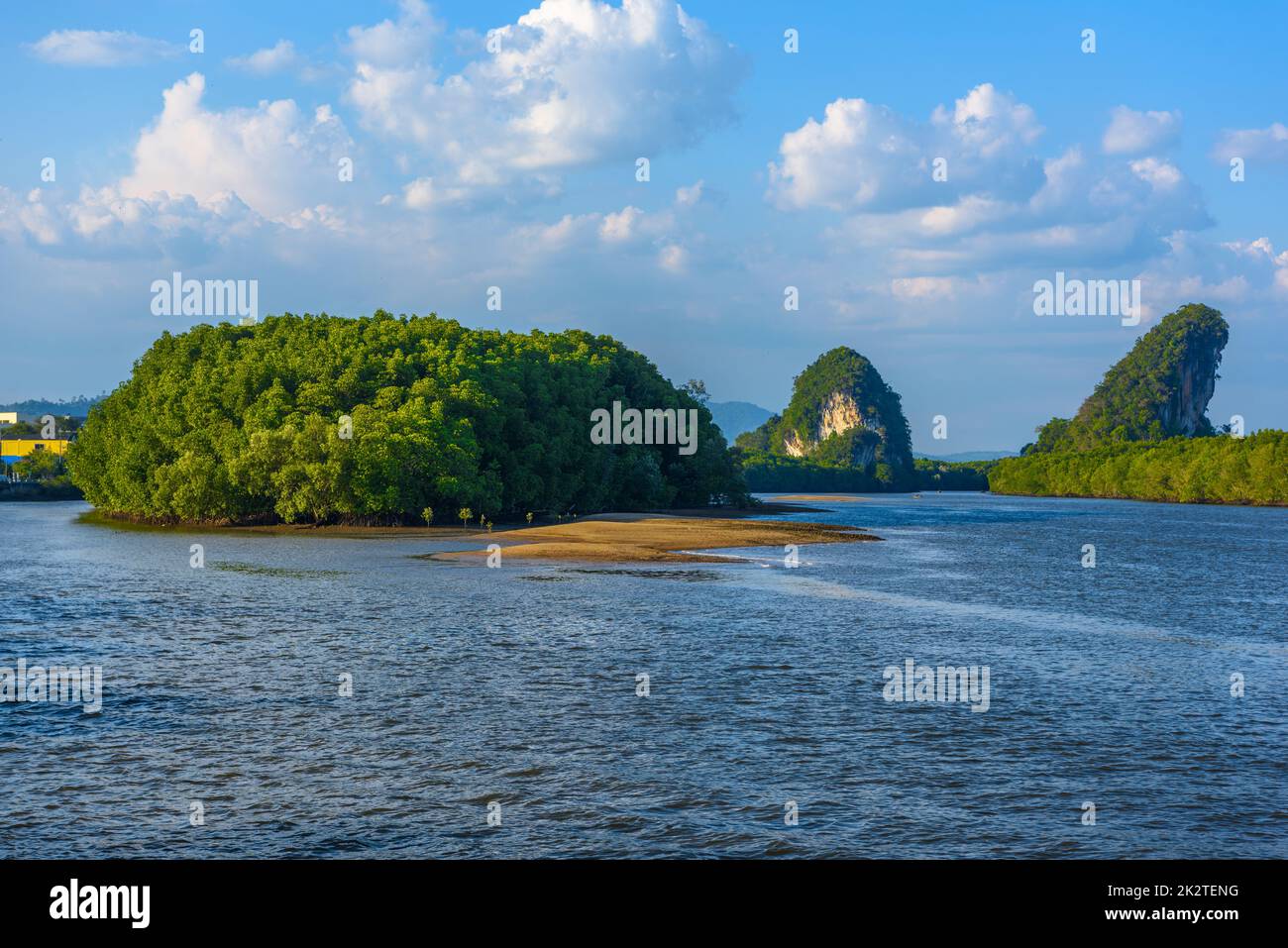 Krabi Town, Thailandia, fiume golfo Pak Nam Krabi con isola e r Foto Stock