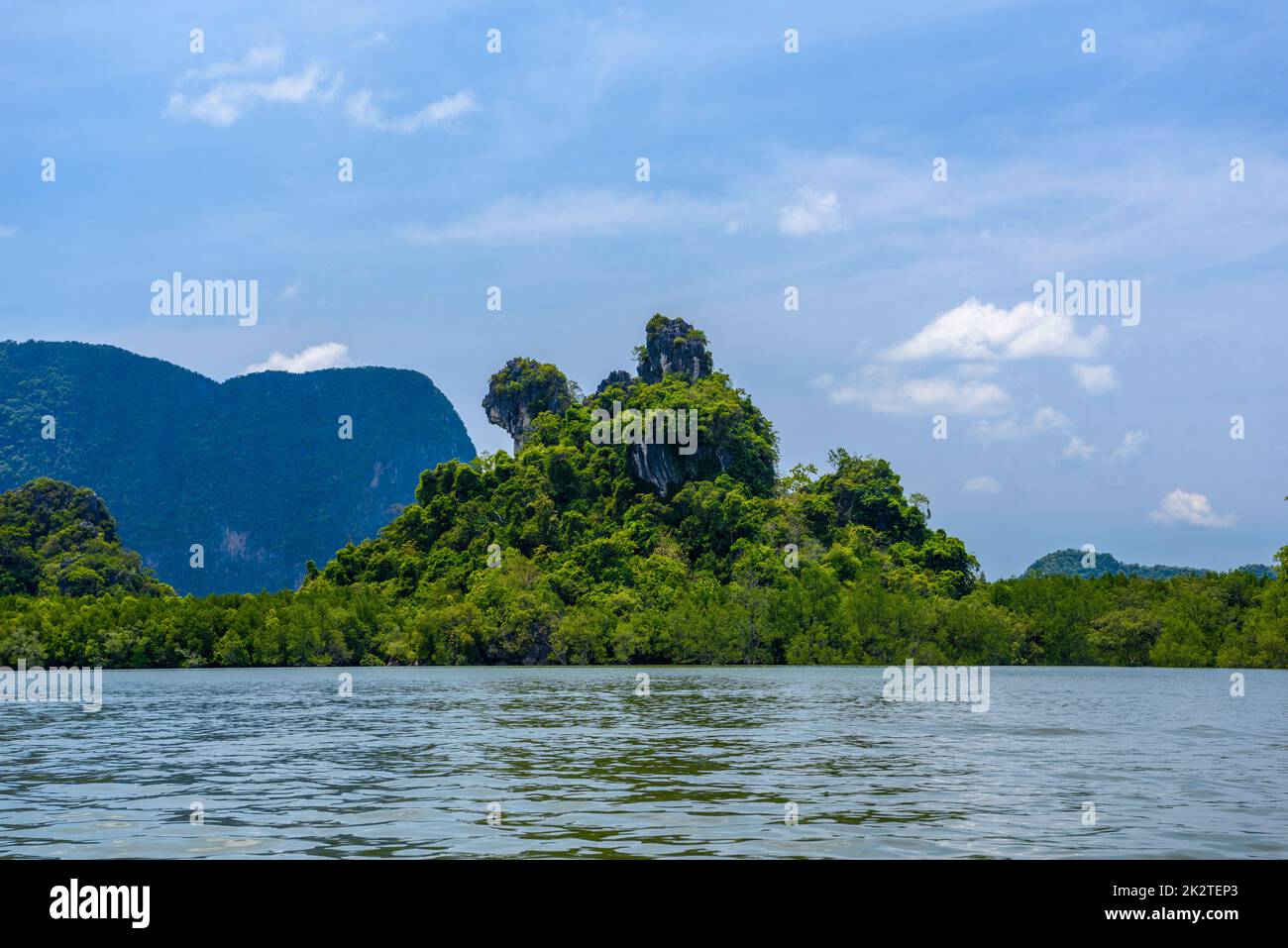 Cane roccia collina vicino al fiume, Ko Pan Yi, Ao Phang-nga Parco Nazionale Foto Stock