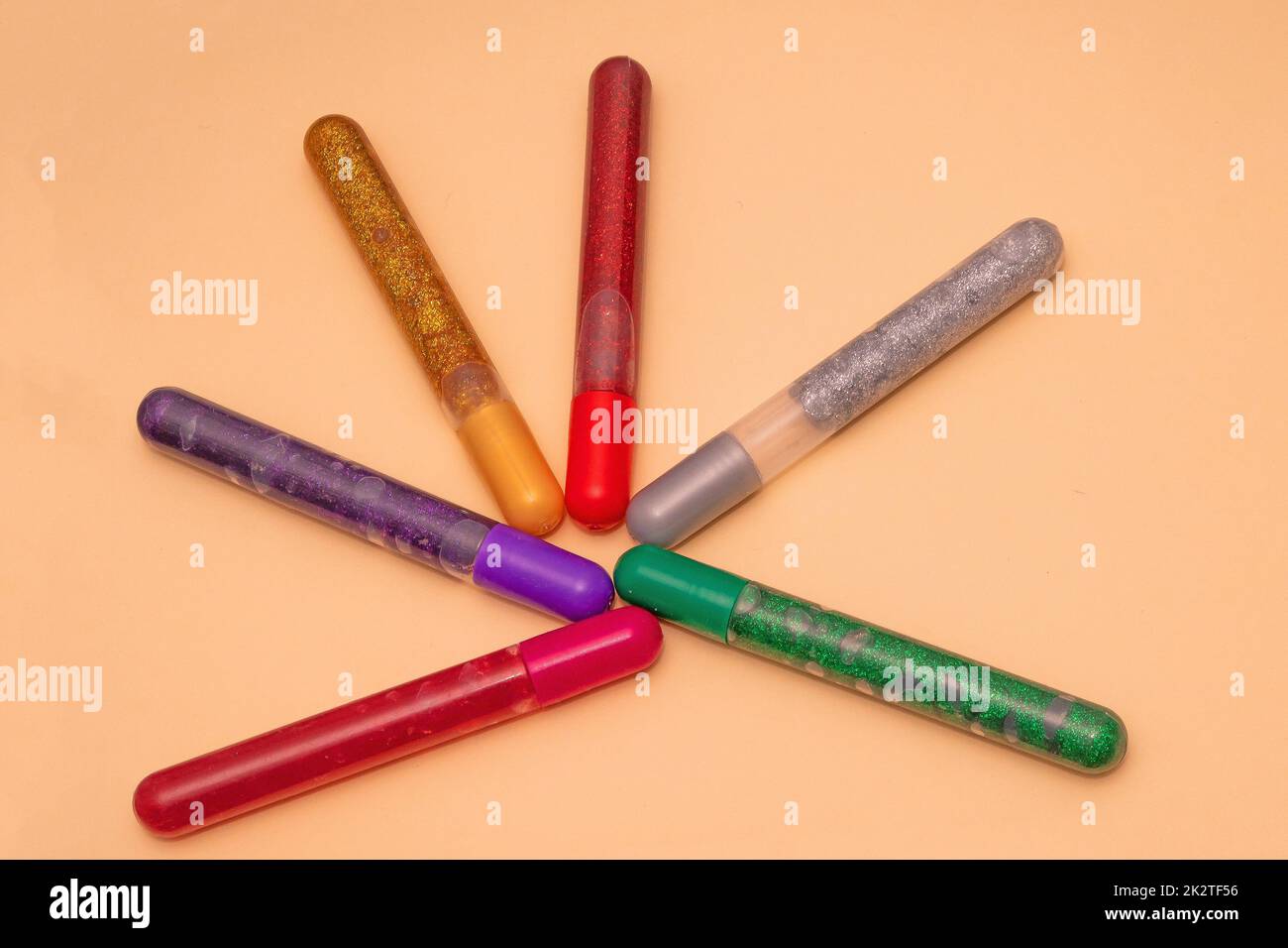 Penne scintillanti su sfondo giallo Foto Stock