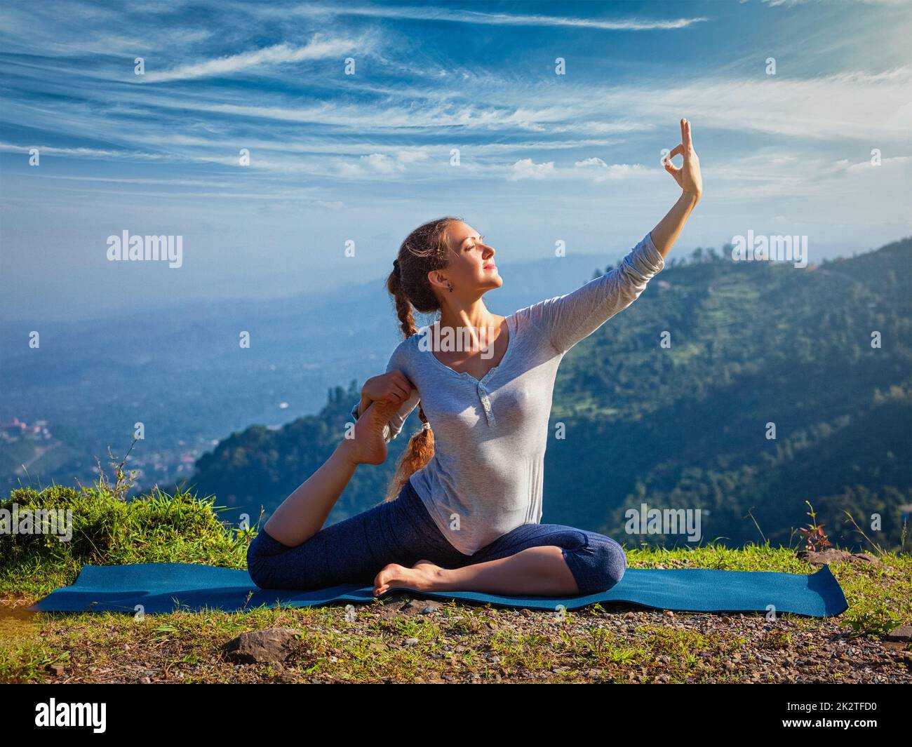 Montare Sorty donna fare yoga asana all aperto in montagna Foto Stock