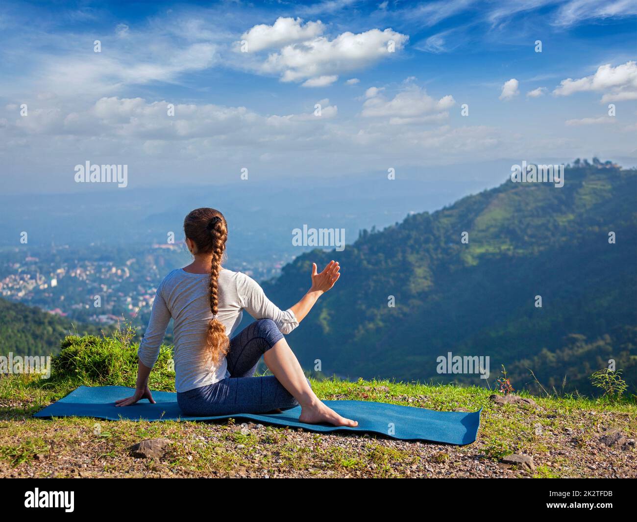 La donna le pratiche yoga asana all'aperto Foto Stock