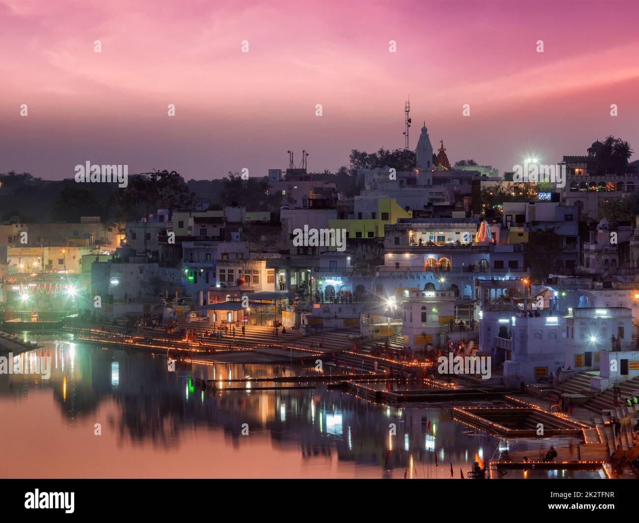 Sacro Puskhar lago e ghats della città di Pushkar nella notte Foto Stock