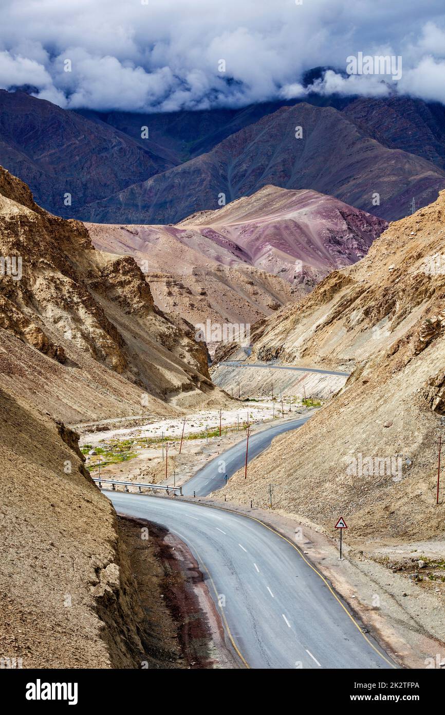 Srinagar Leh autostrada nazionale NH-1 in Himalaya. Ladakh, India Foto Stock