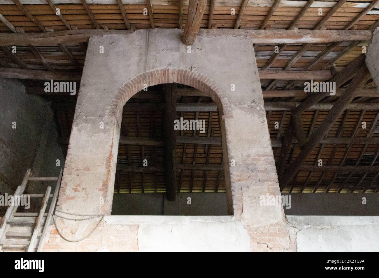 Dettagli interni di un vecchio capannone agricolo, Italia Foto Stock