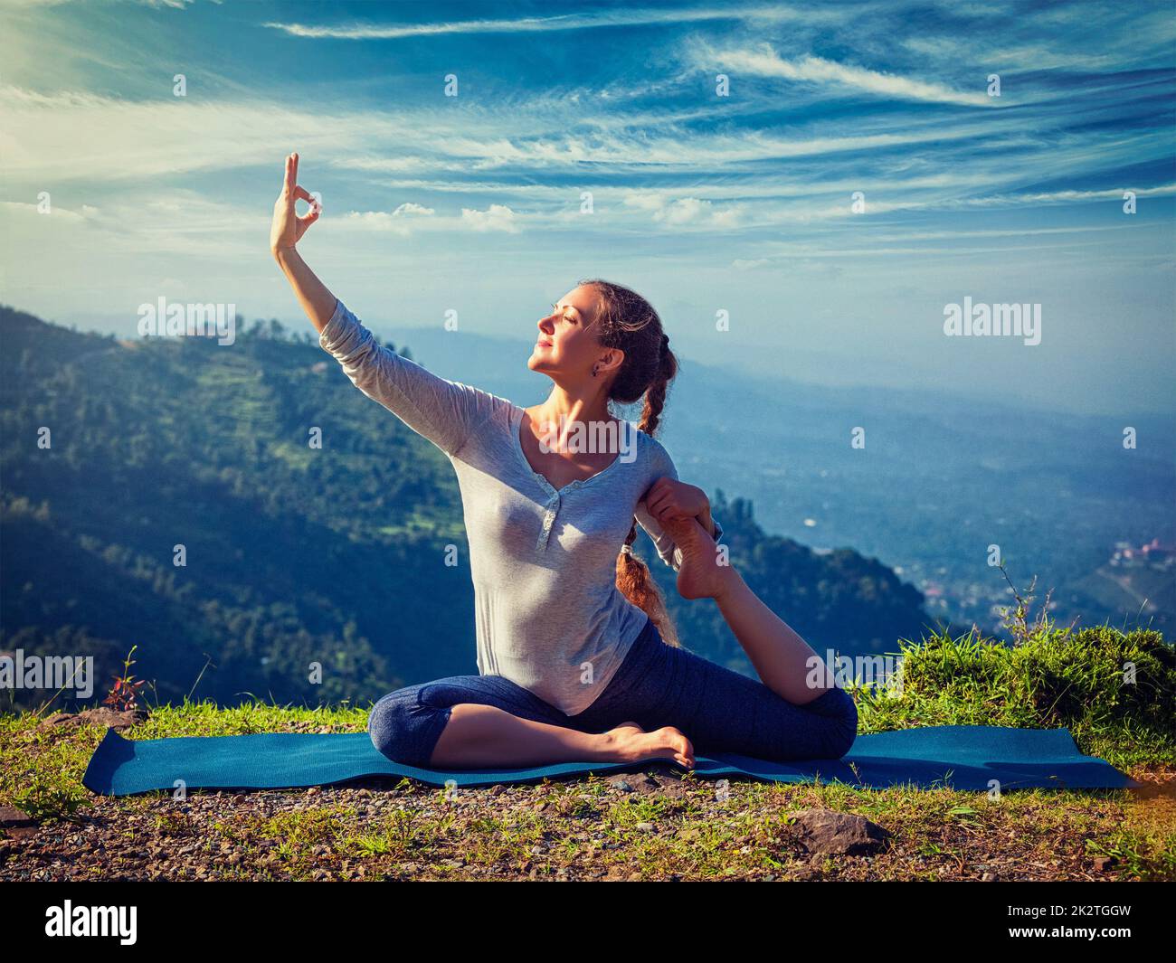 Montare Sorty donna fare yoga asana all aperto in montagna Foto Stock
