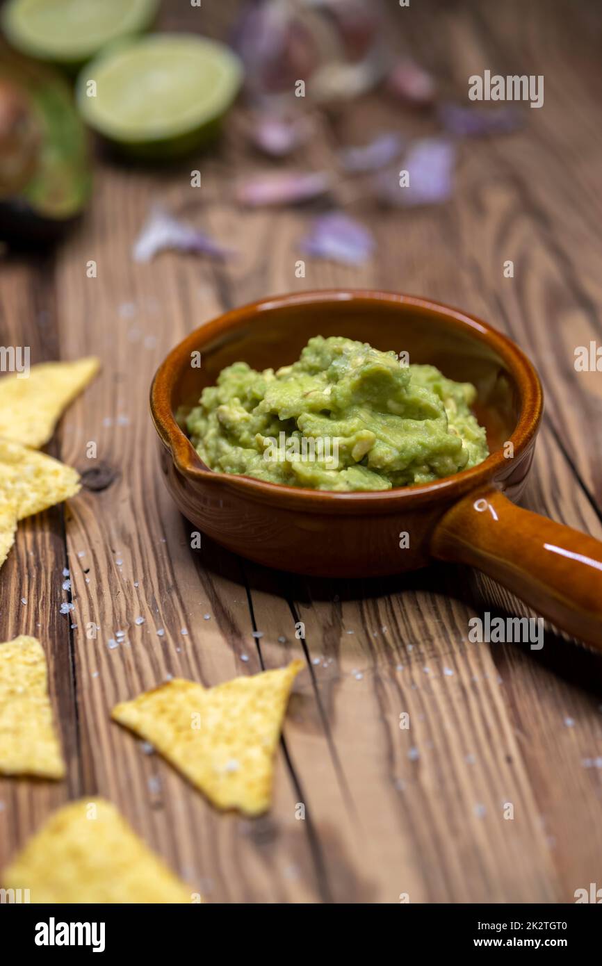condire con aglio, peperoncino, pepe e succo di lime con nachos di mais Foto Stock
