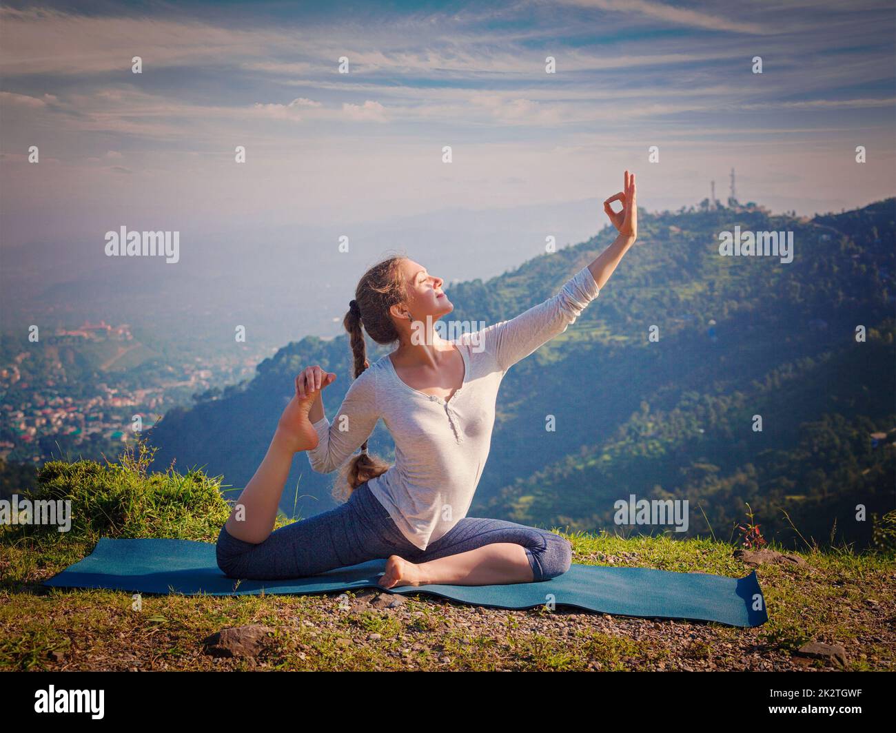 Montare Sorty donna fare yoga asana all aperto in montagna Foto Stock