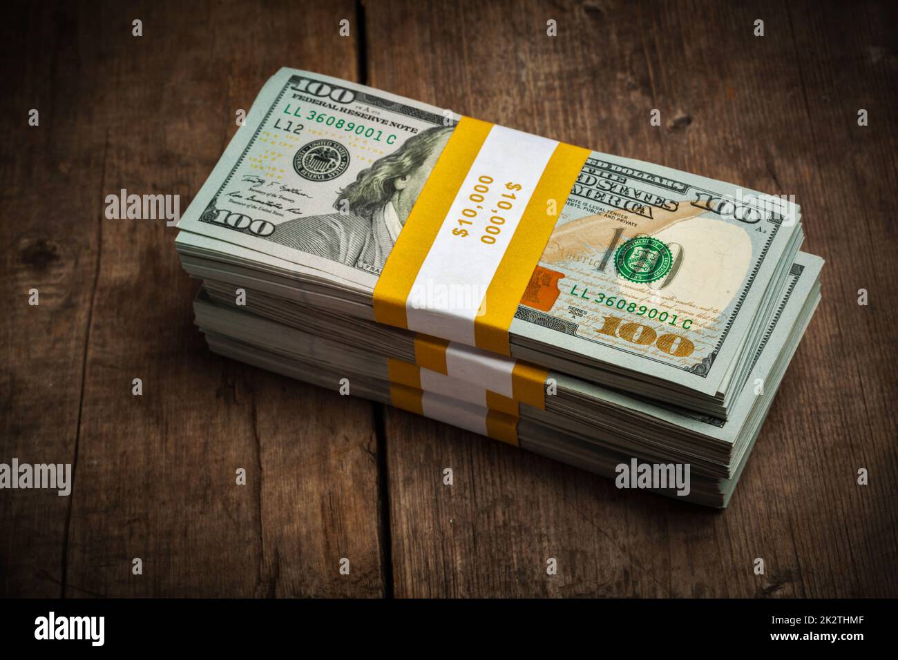 Pile di pacchetti di banconote da 100 dollari Foto Stock