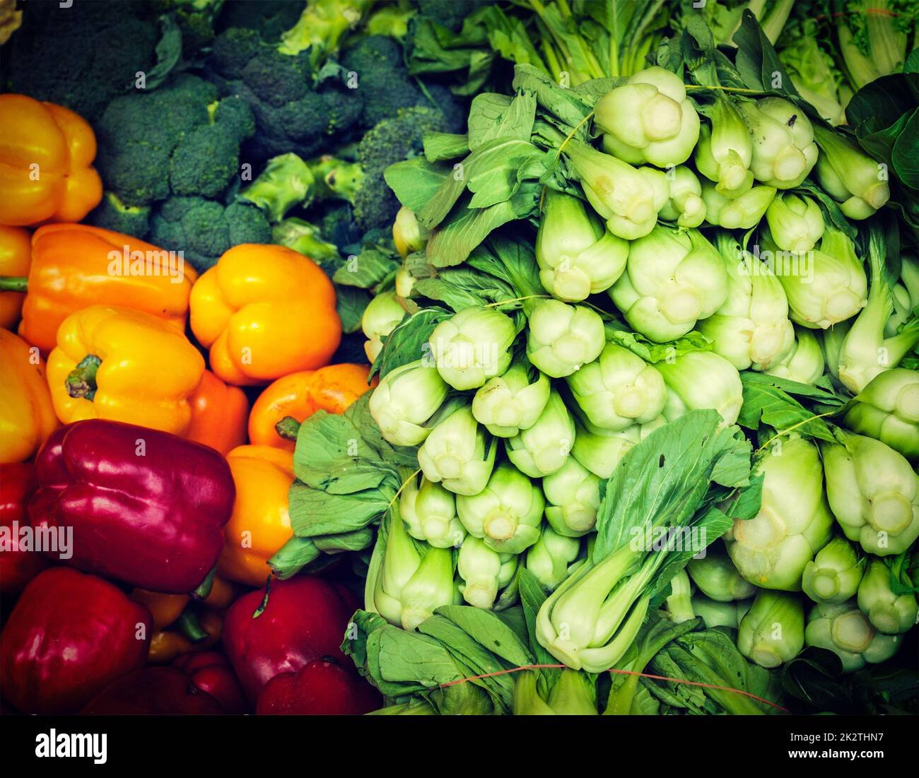 Le verdure nel mercato asiatico vicino fino Foto Stock