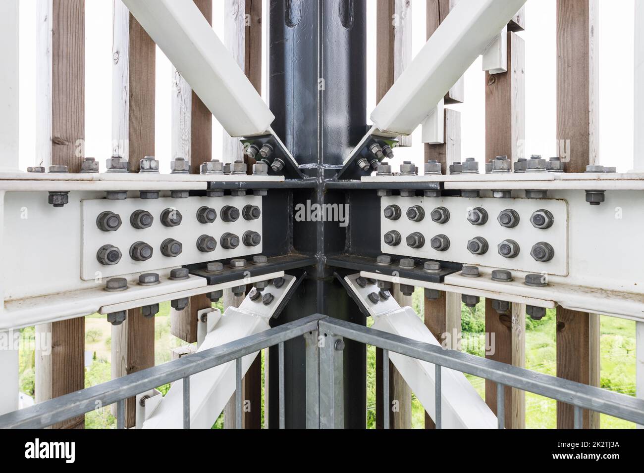 Closeup molti giganteschi bulloni che collegano le travi di acciaio Foto Stock