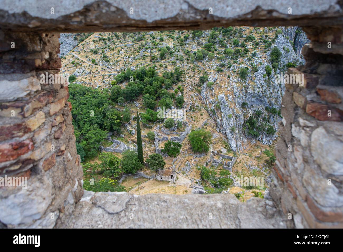 Cattaro, 3 luglio 2021: Antica cinta muraria nella città vecchia di Cattaro, Montenegro. Foto Stock