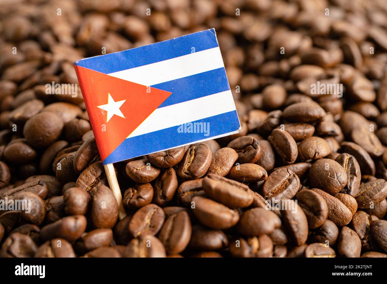 Bandiera di Cuba sul caffè in grani, importazione esportazione commercio online concetto. Foto Stock