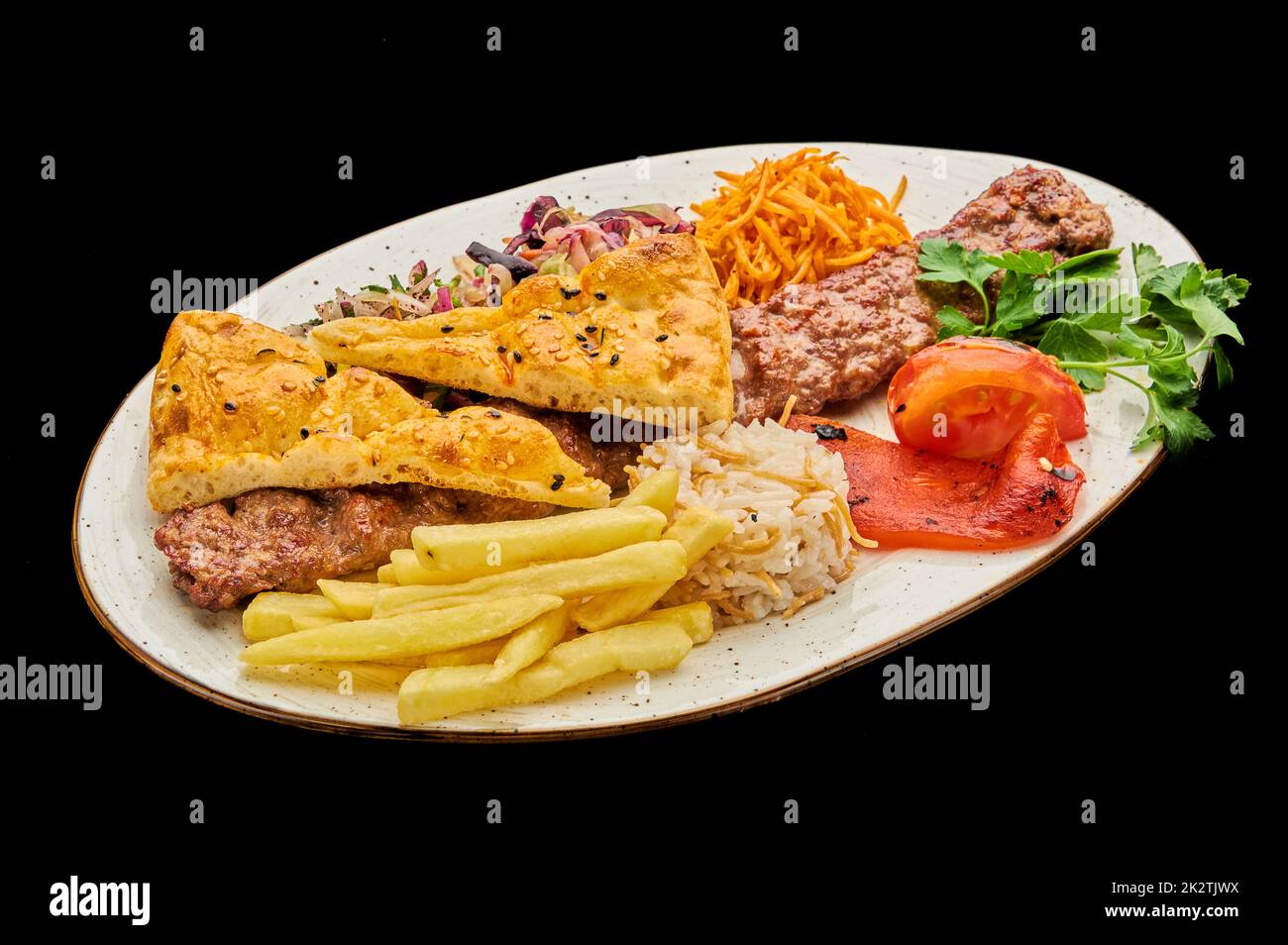 Agnello kebab lula, Adana kebab è disposto su un piatto su un isolato sfondo nero Foto Stock
