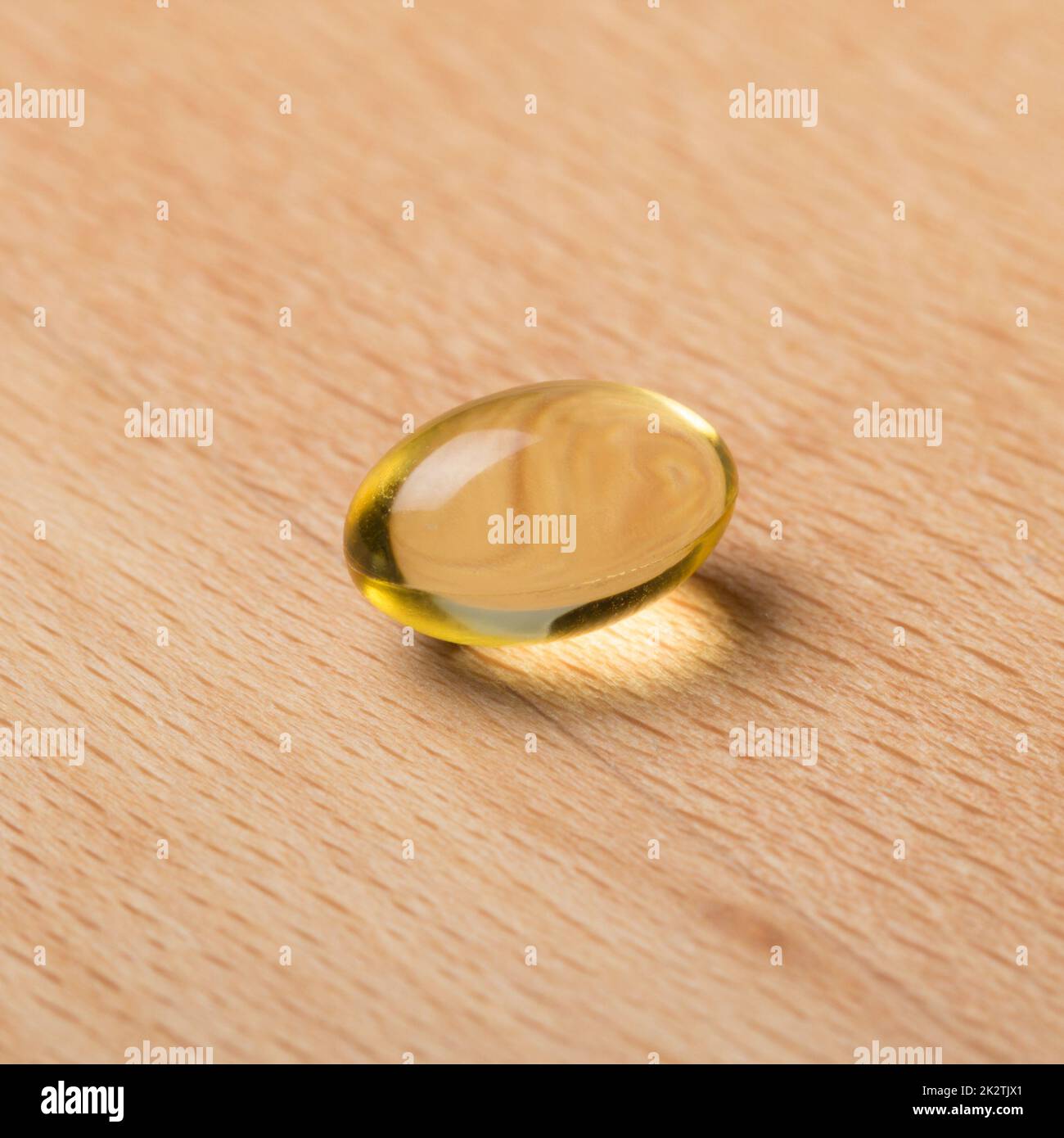 Capsula di olio di pesce che si posa su un tavolo Foto Stock
