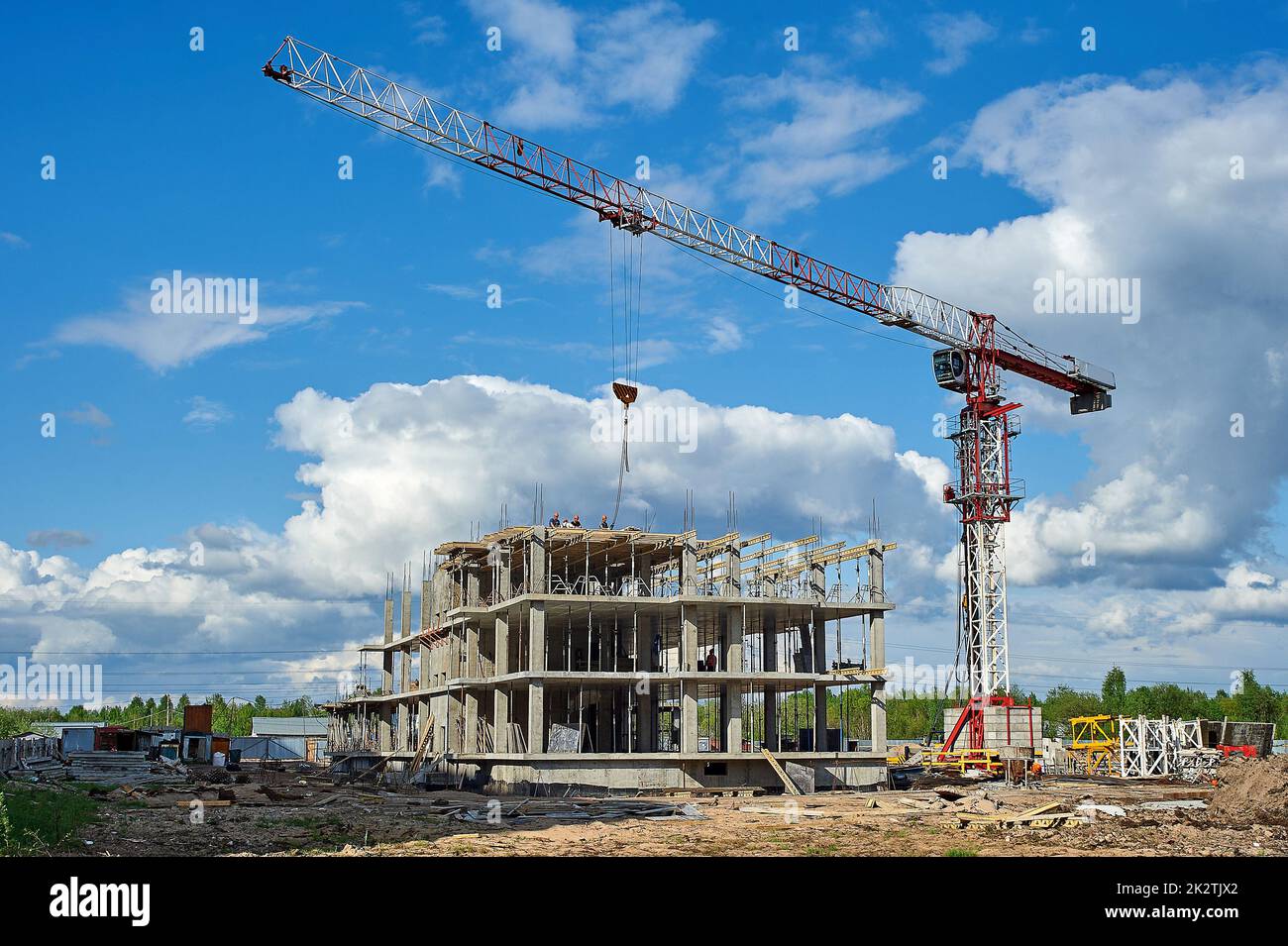 costruzione di un edificio amministrativo in modo monolitico con gru a torre Foto Stock