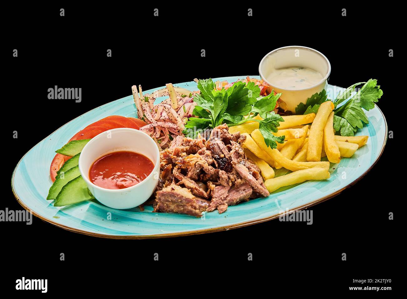 Lo shawarma di manzo aperto con patatine fritte è disposto su un piatto su un isolato sfondo nero Foto Stock