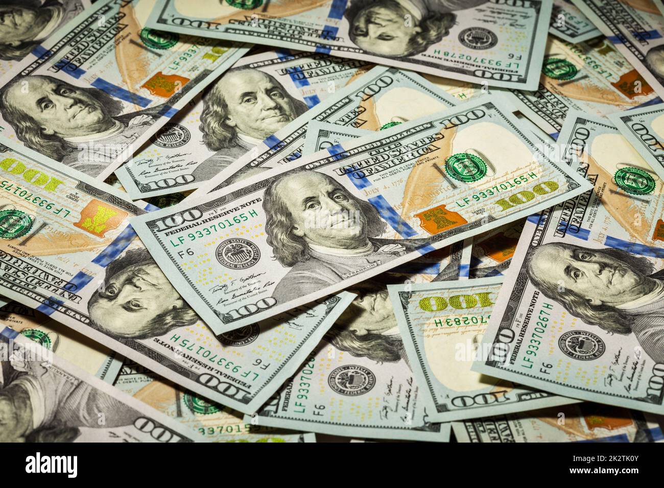 Sullo sfondo di un centinaio di dollari di banconote Foto Stock