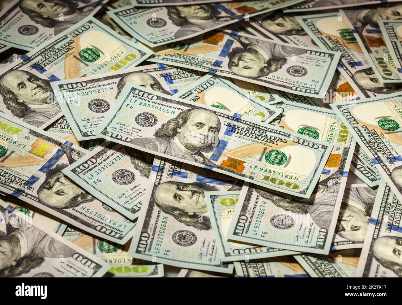 Sullo sfondo di un centinaio di dollari di banconote Foto Stock