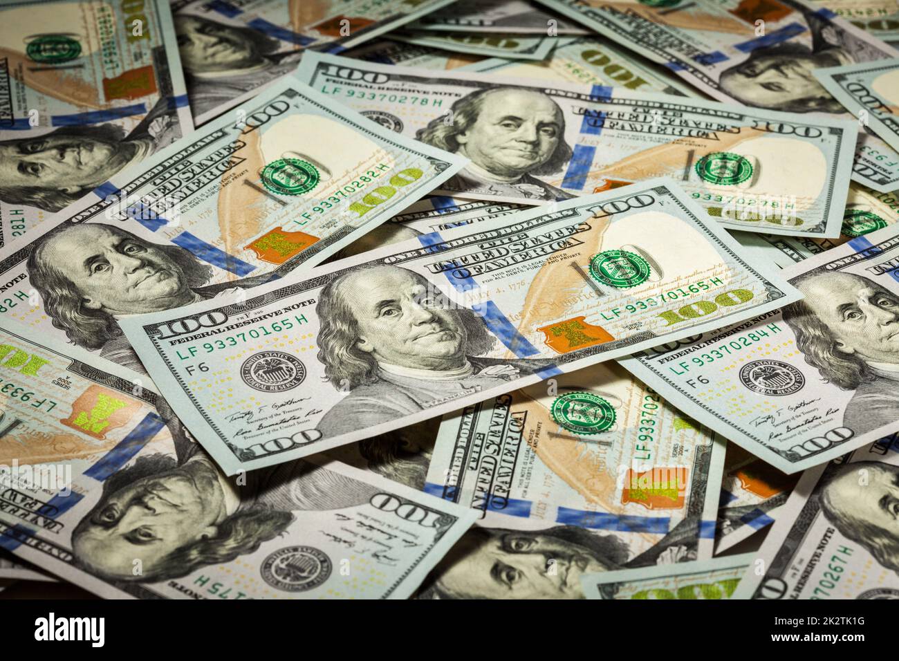 Sullo sfondo di un centinaio di dollari di banconote Foto Stock