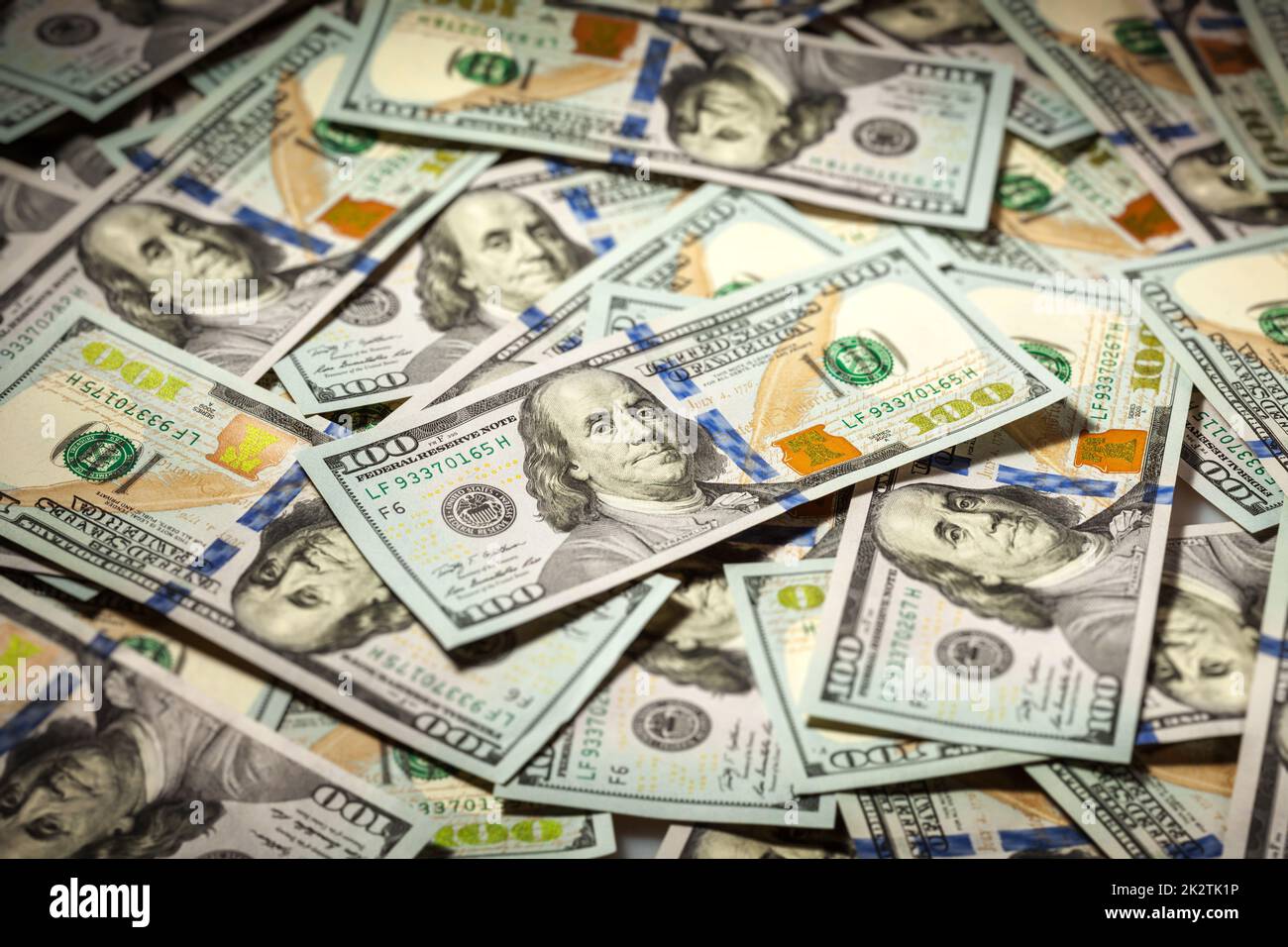 Sullo sfondo di un centinaio di dollari di banconote Foto Stock