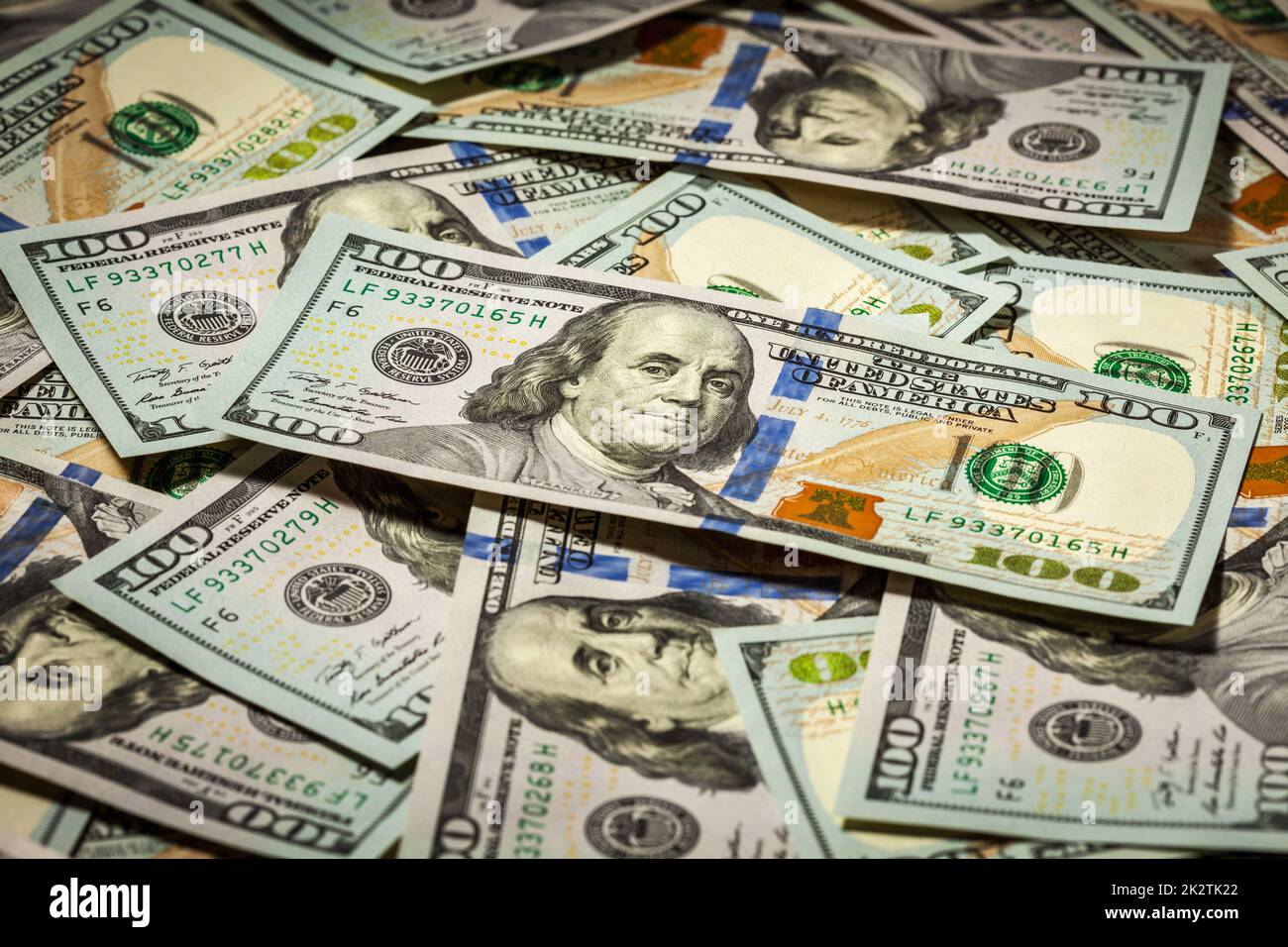 Sullo sfondo di un centinaio di dollari di banconote Foto Stock