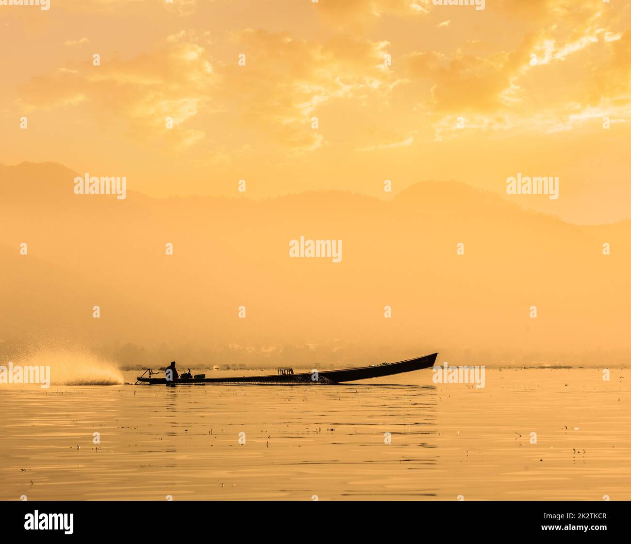 Imbarcazione a motore silhouette sul Lago Inle Foto Stock