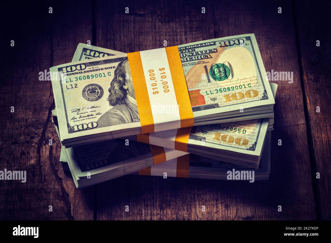 Pile di pallet nuovi di 100 dollari US 2013 banconote fatture Foto Stock