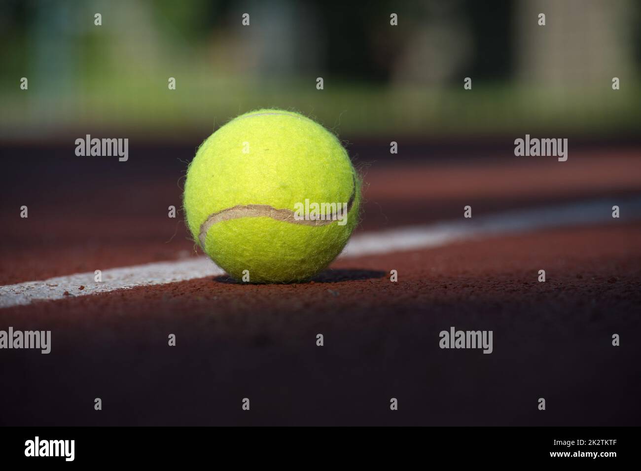 Campo da tennis con linea bianca e palla e racchette Foto Stock