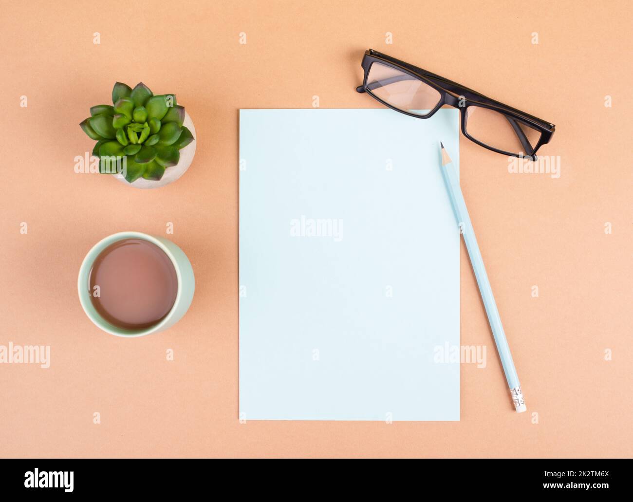 Carta vuota con una penna, una tazza di caffè, occhiali e un cactus, brainstorming per nuove idee, scrivere un messaggio, fare una pausa, ufficio a casa scrivania Foto Stock