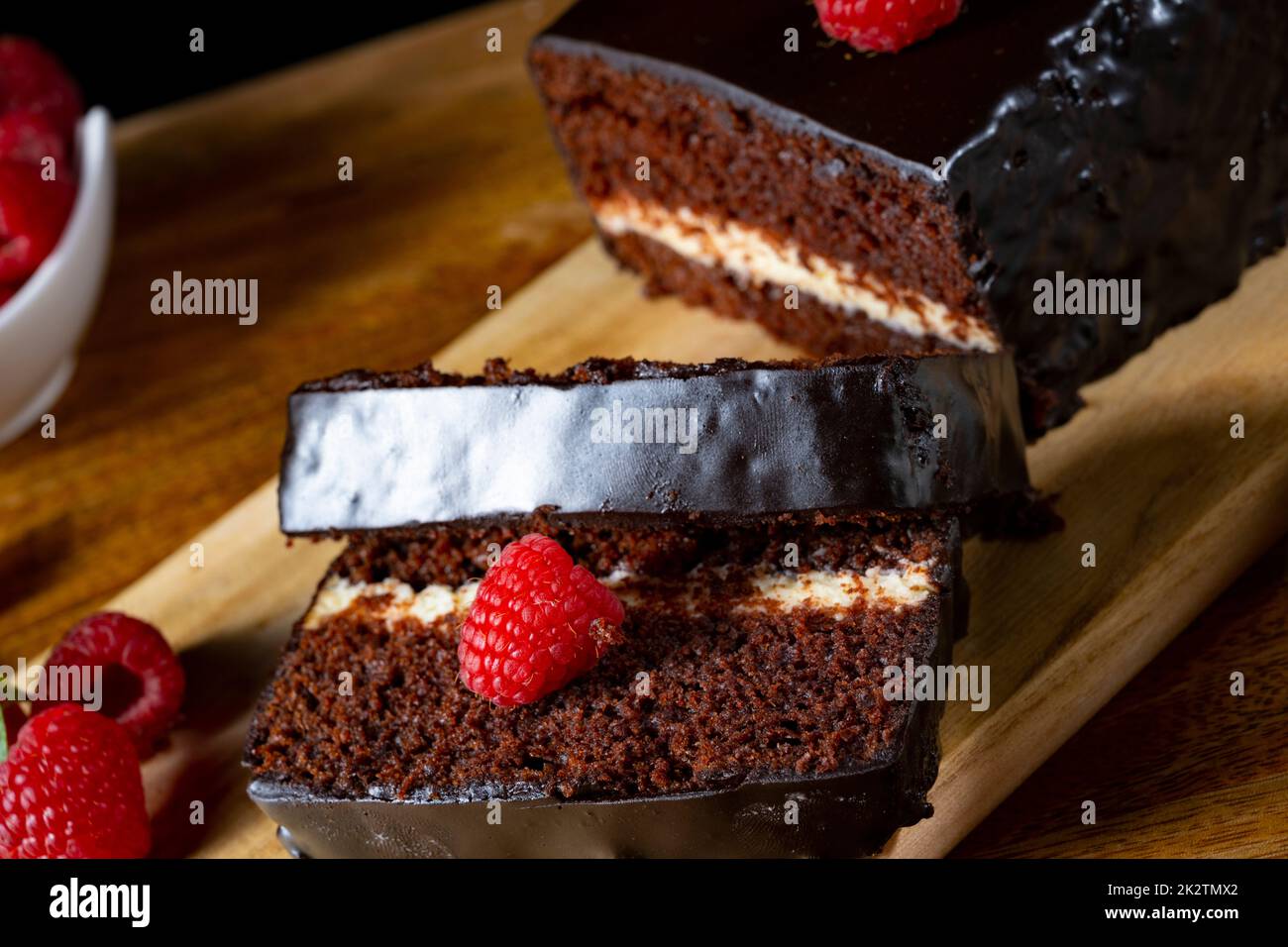 Torta al cioccolato con lamponi e caffè Foto Stock