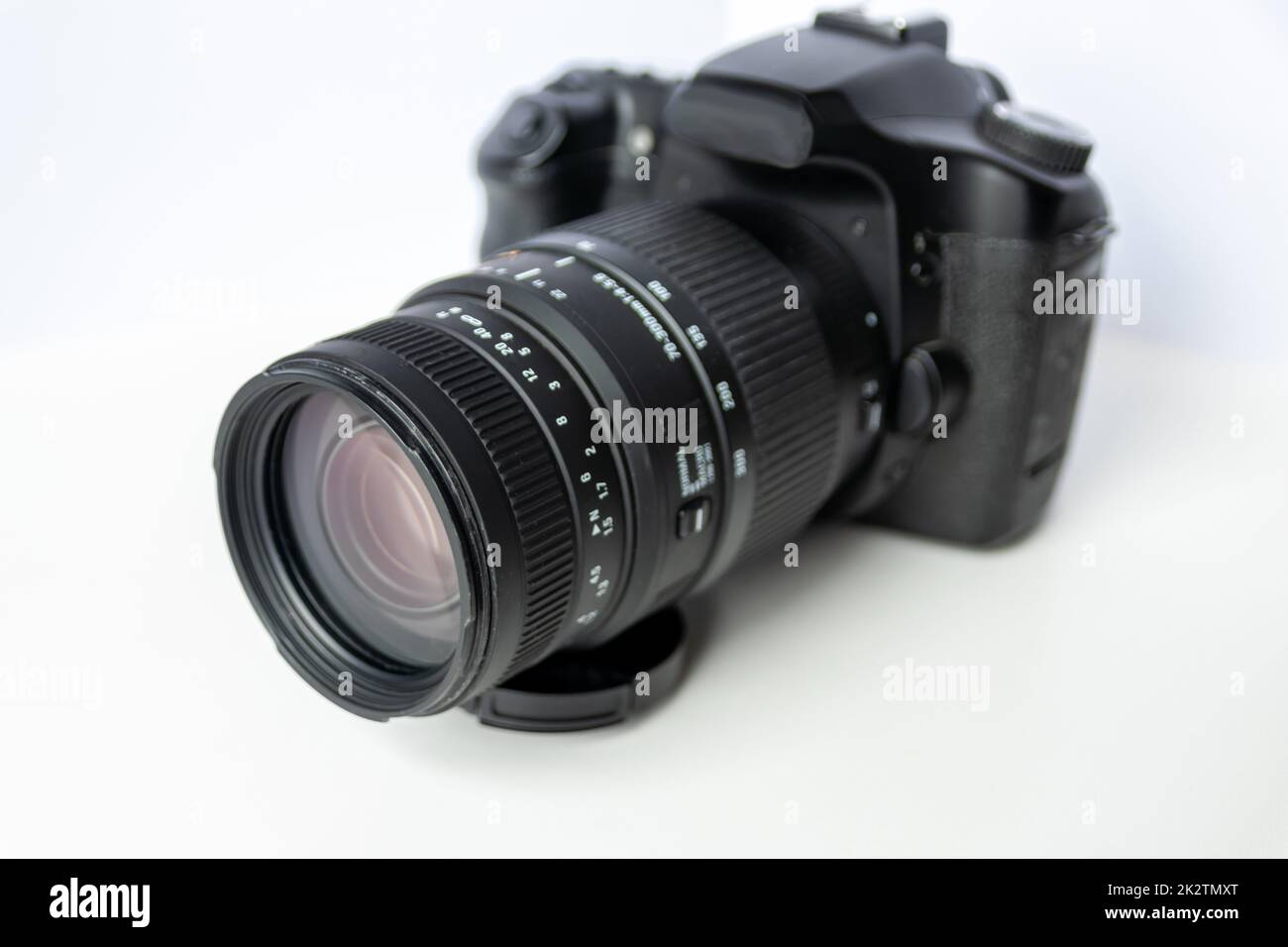 L'attrezzatura professionale per fotocamera reflex digitale con obiettivo teleobiettivo zoom da 70-300 mm e obiettivo grandangolare per fotocamera in vista macro ravvicinata mostra i dettagli dell'attrezzatura fotografica per gli scatti in studio e per i ritratti di animali selvatici Foto Stock