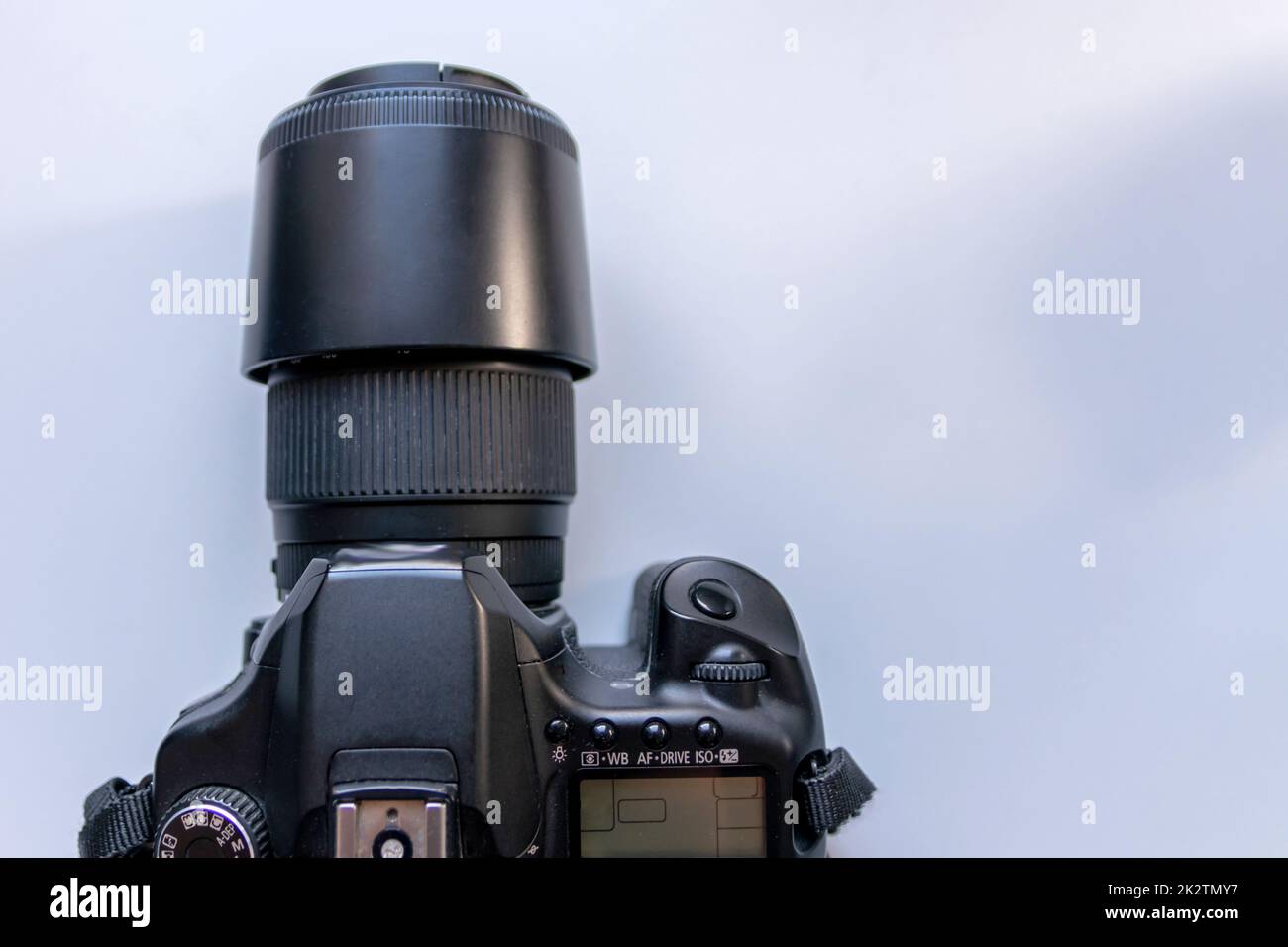 L'attrezzatura professionale per fotocamera reflex digitale con obiettivo teleobiettivo zoom da 70-300 mm e obiettivo grandangolare per fotocamera in vista macro ravvicinata mostra i dettagli dell'attrezzatura fotografica per gli scatti in studio e per i ritratti di animali selvatici Foto Stock