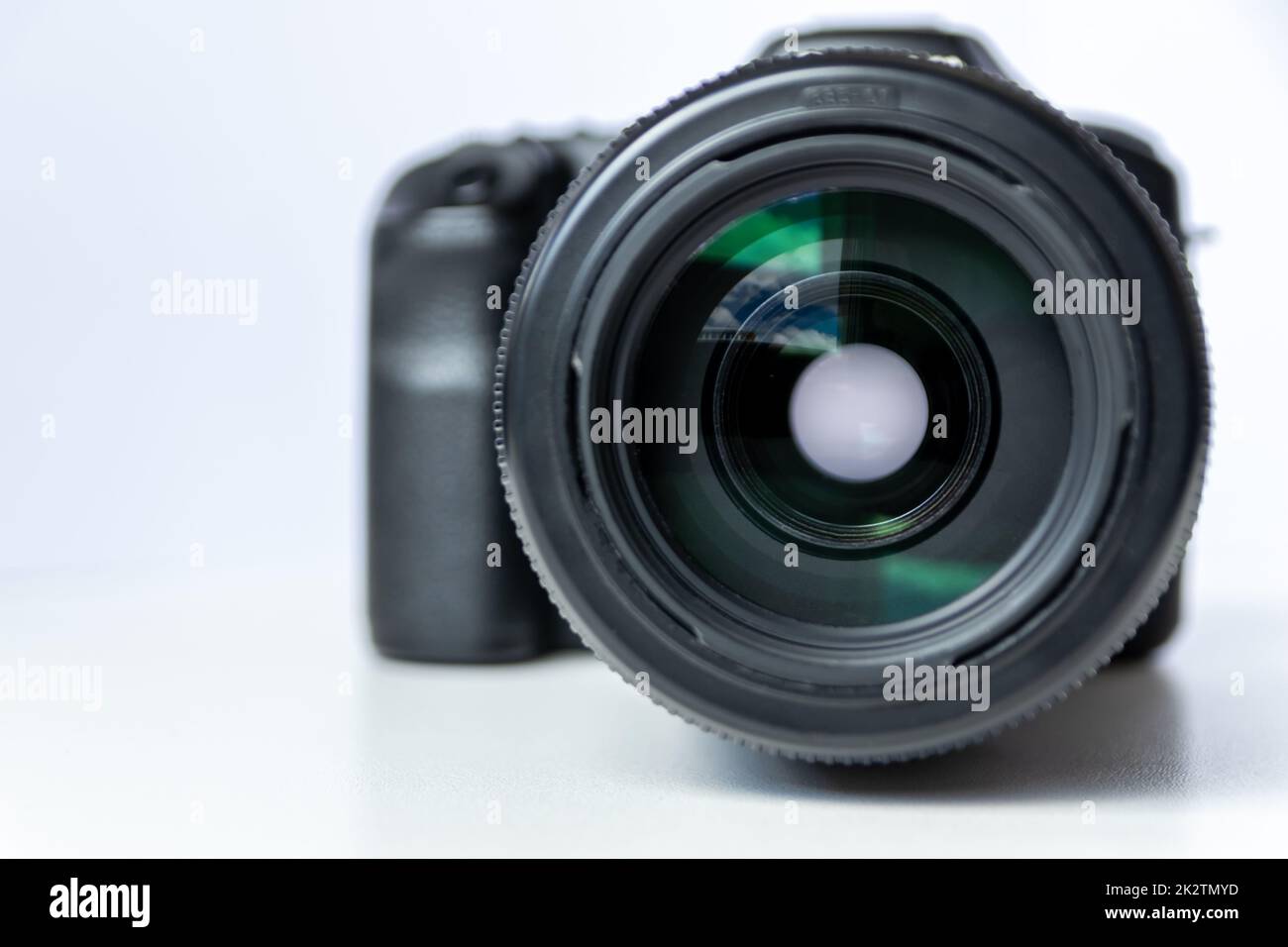 L'attrezzatura professionale per fotocamera reflex digitale con obiettivo teleobiettivo zoom da 70-300 mm e obiettivo grandangolare per fotocamera in vista macro ravvicinata mostra i dettagli dell'attrezzatura fotografica per gli scatti in studio e per i ritratti di animali selvatici Foto Stock