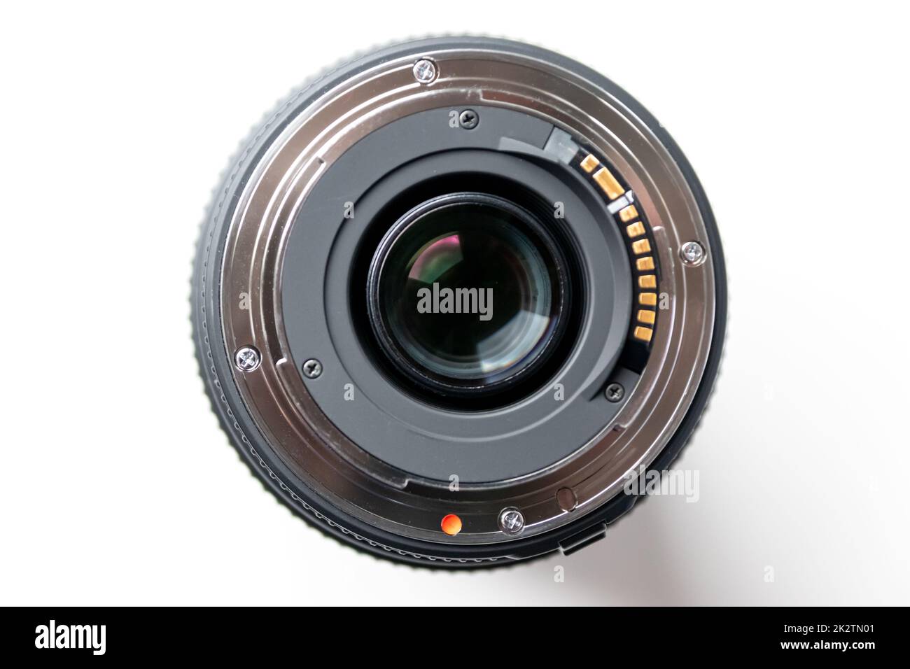 Lato posteriore dell'obiettivo di una fotocamera reflex digitale per la fotografia professionale con dettagli di montaggio della fotocamera in modalità macro e splendidi dettagli dell'obiettivo per una precisione ottica nella fotografia di ritratti Foto Stock