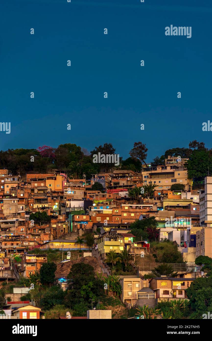 Slum al tramonto nella città di Belo Horizonte Foto Stock