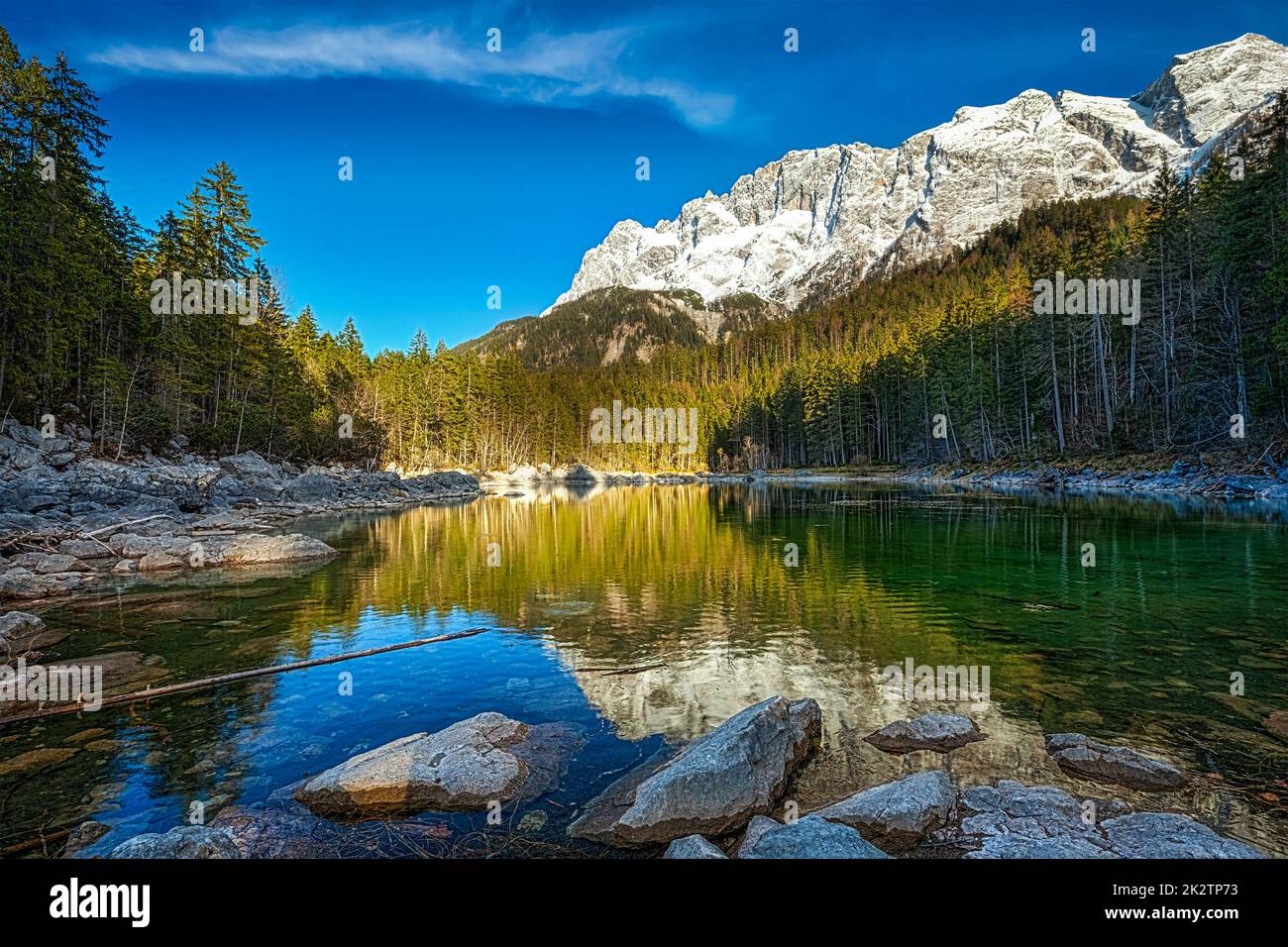 Lago Frillensee e Zugspitze - la montagna più alta della Germania Foto Stock
