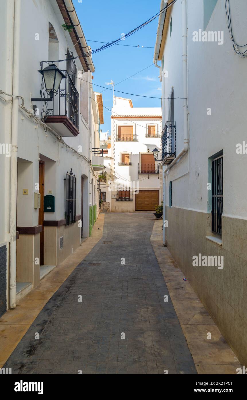 Edifici colorati e strade strette nel centro storico della città mediterranea di Calpe, Spagna Foto Stock