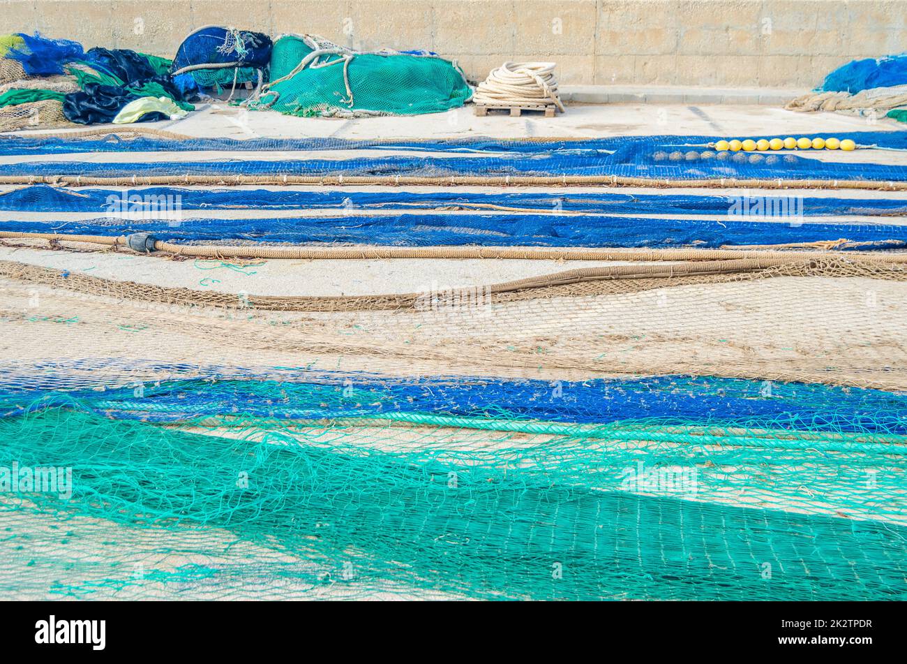Attrezzi di pesca in un porto Foto Stock