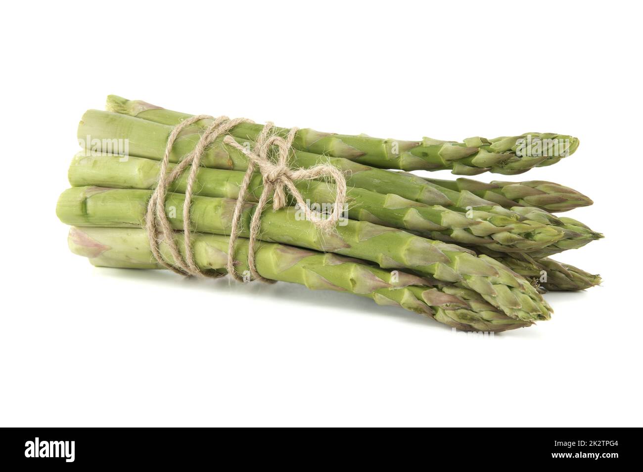 Mazzo fresco di asparagi verdi legati con corda di iuta Foto Stock