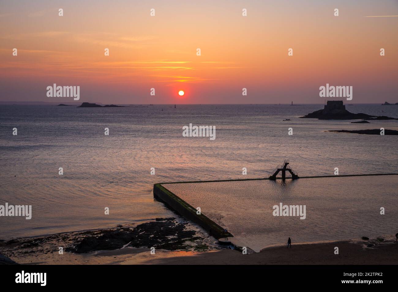 Piscina naturale di Saint-Malo al tramonto, bretagna, Francia Foto Stock