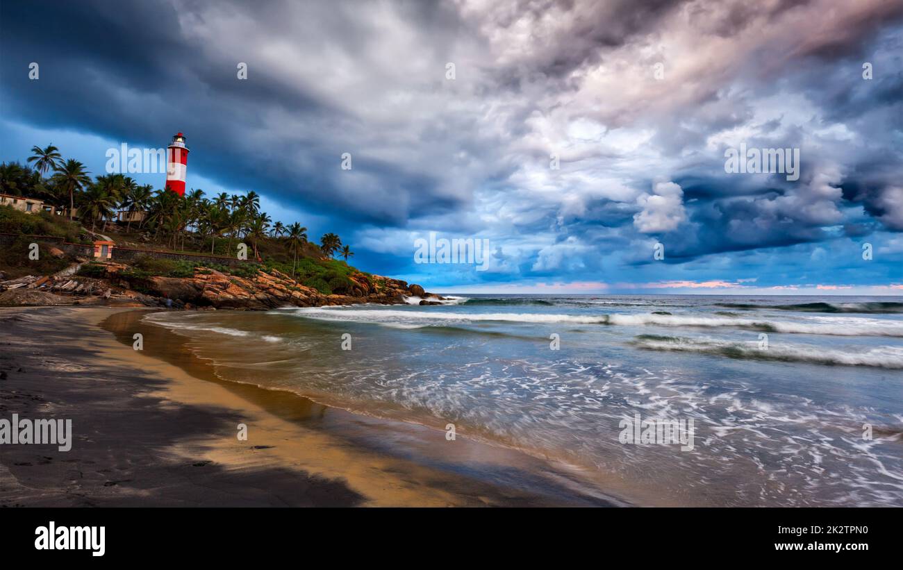 Raccogliere tempesta, spiaggia, faro. Il Kerala, India Foto Stock