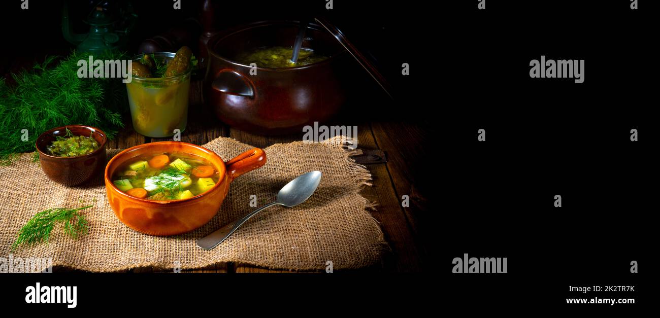 Zuppa di cetrioli acida polacca con aneto Foto Stock